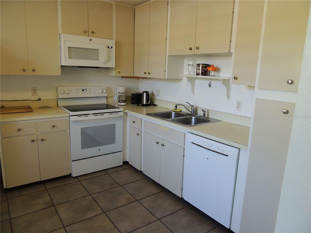 Image 8 of property listing at 324 TIMBERLAKE DRIVE 324, Bradenton, FL 34210