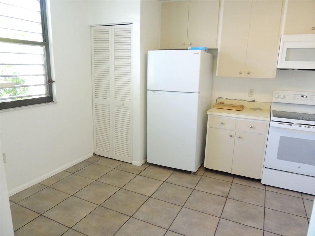 Image 9 of property listing at 324 TIMBERLAKE DRIVE 324, Bradenton, FL 34210