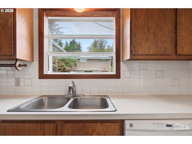 2 PACIFIC Pl, Longview, WA 98632