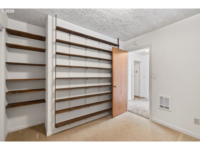 2 PACIFIC Pl, Longview, WA 98632