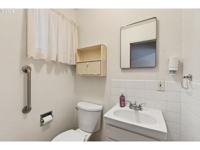 2 PACIFIC Pl, Longview, WA 98632