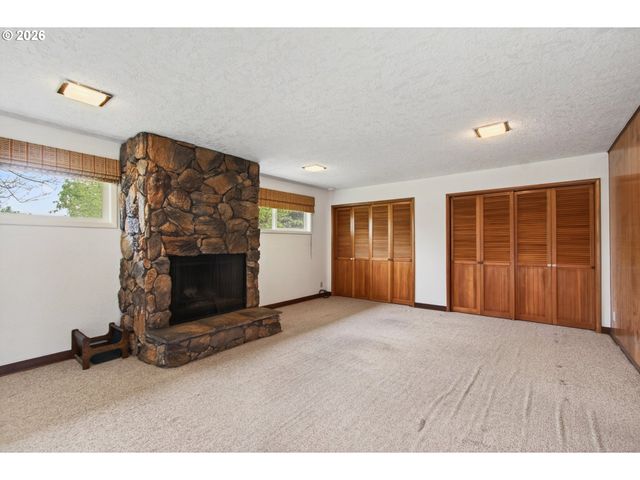 2 PACIFIC Pl, Longview, WA 98632