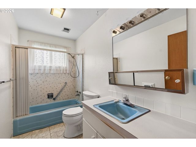 2 PACIFIC Pl, Longview, WA 98632