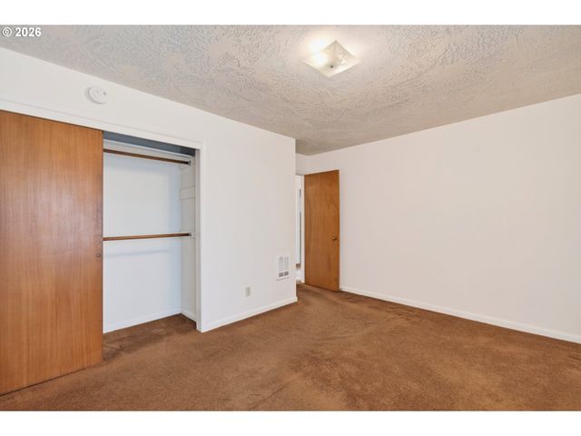 2 PACIFIC Pl, Longview, WA 98632