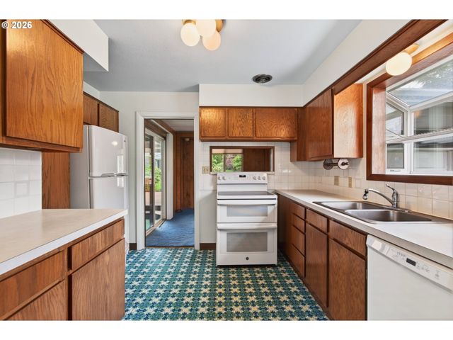 2 PACIFIC Pl, Longview, WA 98632
