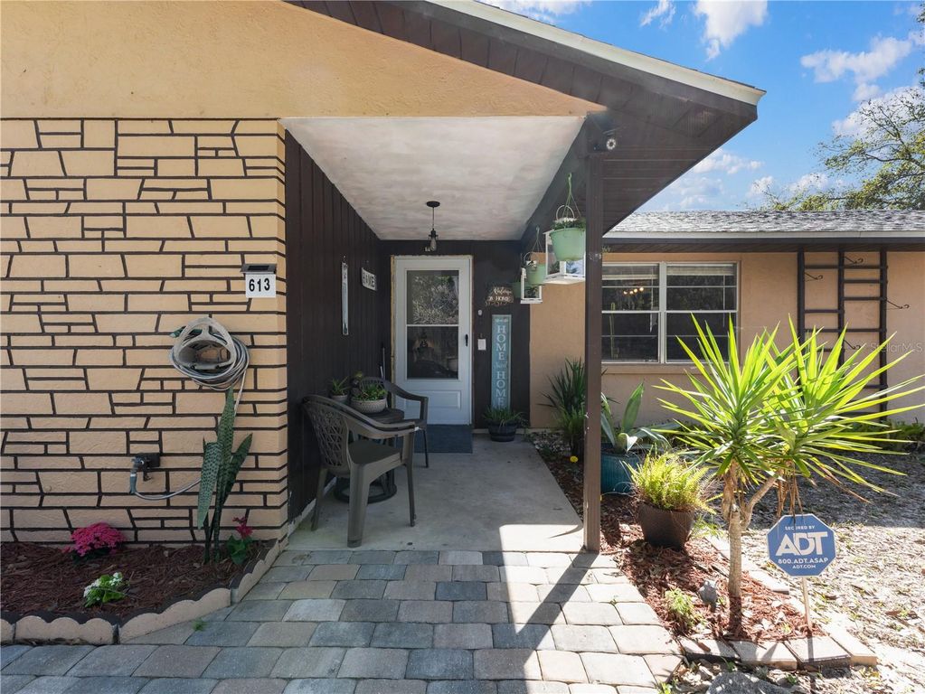 Image 2 of property listing at 613 S WILLOW AVENUE, Avon Park, FL 33825