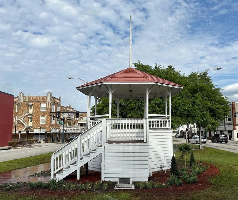 Image 59 of property listing at 613 S WILLOW AVENUE, Avon Park, FL 33825