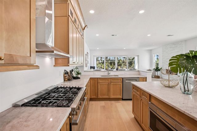 128 RICARDO WAY NE, St Petersburg, FL 33704