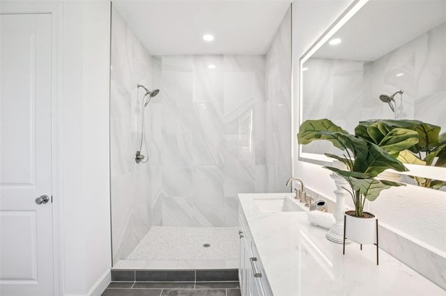 128 RICARDO WAY NE, St Petersburg, FL 33704