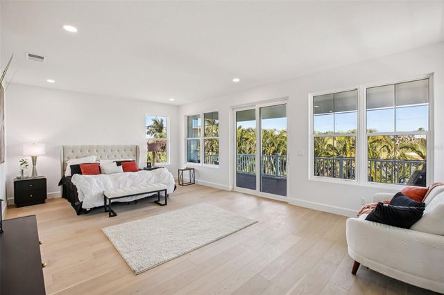 128 RICARDO WAY NE, St Petersburg, FL 33704