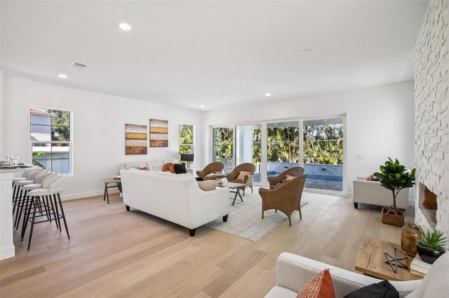 128 RICARDO WAY NE, St Petersburg, FL 33704