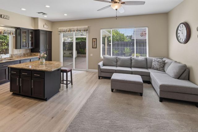 496 Yale Dr, Roseville, CA 95678