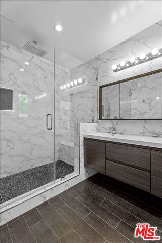 18725 Martha Street, Tarzana (los Angeles), CA 91356