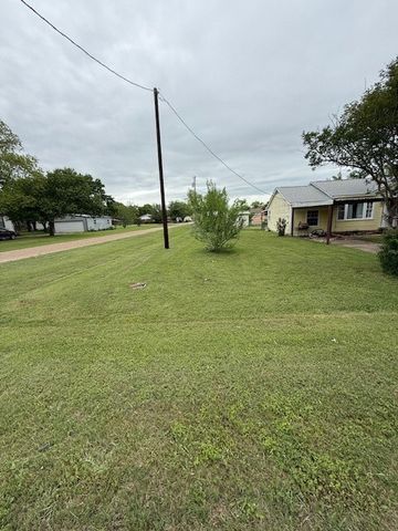 401 E Hayes Avenue, Whitney, TX 76692