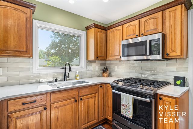 2032 Edgewood Avenue, Grand Rapids, MI 49546