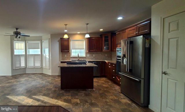 4 WICKERBERRY PL, Gordonville, PA 17529