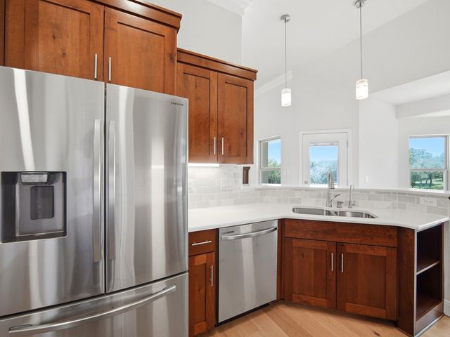 2011 N Athens Ave, Kerrville, TX 78028