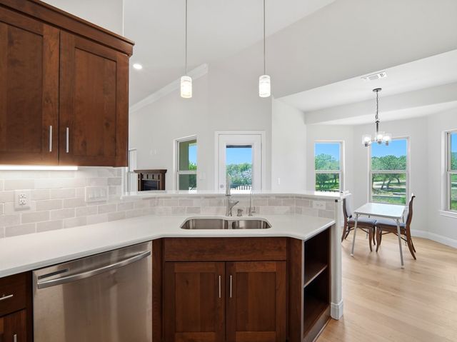 2011 N Athens Ave, Kerrville, TX 78028