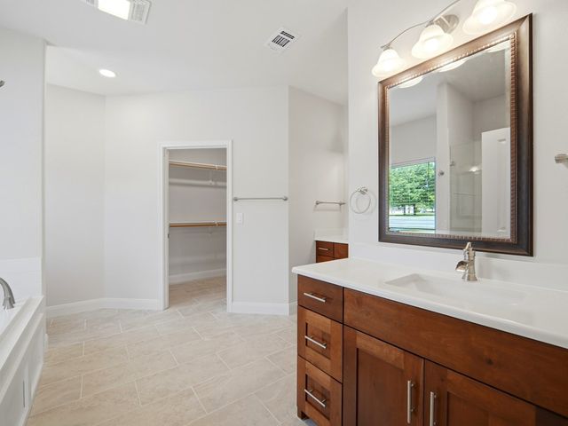 2011 N Athens Ave, Kerrville, TX 78028