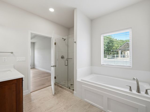 2011 N Athens Ave, Kerrville, TX 78028