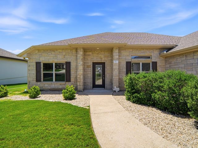 2011 N Athens Ave, Kerrville, TX 78028