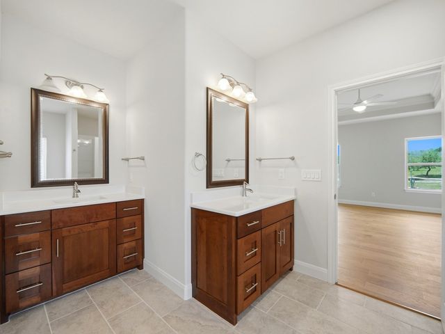 2011 N Athens Ave, Kerrville, TX 78028