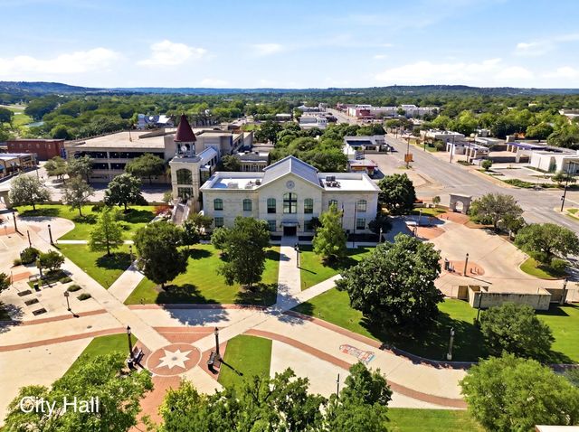 2011 N Athens Ave, Kerrville, TX 78028