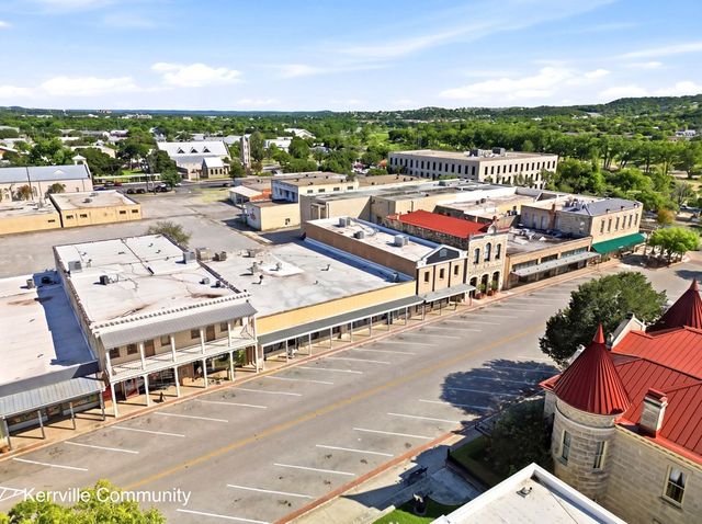 2011 N Athens Ave, Kerrville, TX 78028