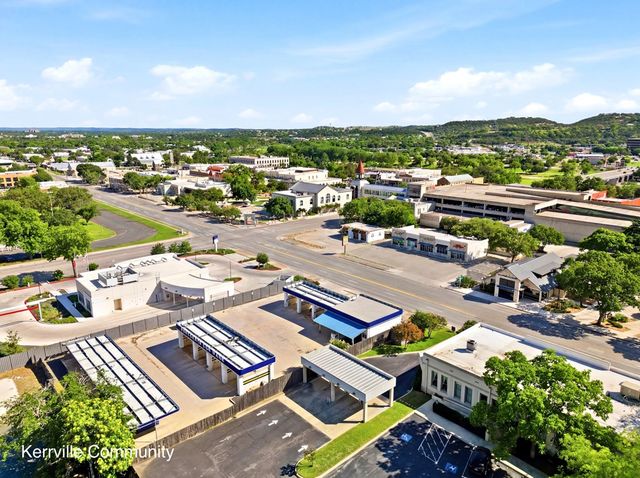 2011 N Athens Ave, Kerrville, TX 78028