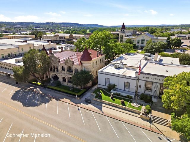 2011 N Athens Ave, Kerrville, TX 78028