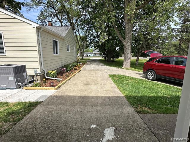 6161 River Road, Flushing, MI 48433