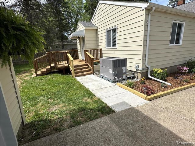 6161 River Road, Flushing, MI 48433