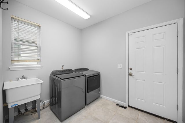 22273 Abington Drive, Farmington Hills, MI 48335