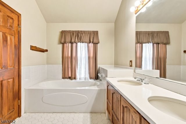 15 Champlain Way, Franklin Twp., NJ 08823