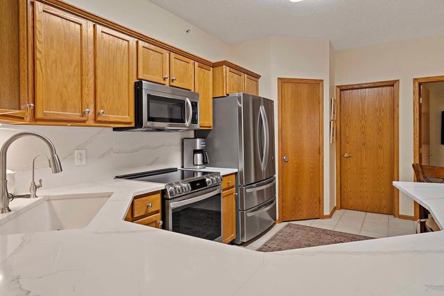 5985 Rowland Road 204, Minnetonka, MN 55343