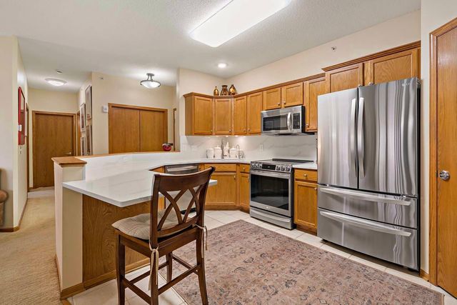 5985 Rowland Road 204, Minnetonka, MN 55343