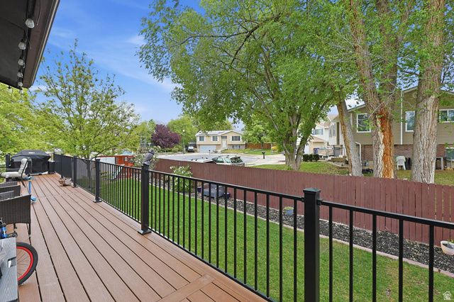 9107 S PEACH BLOSSOM DR, Sandy, UT 84094