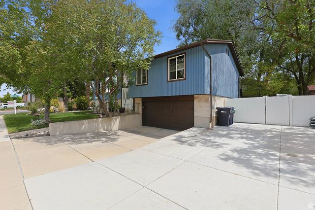 9107 S PEACH BLOSSOM DR, Sandy, UT 84094