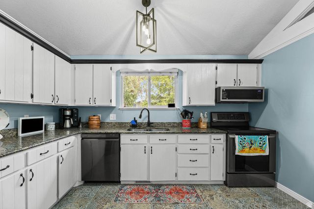 9107 S PEACH BLOSSOM DR, Sandy, UT 84094