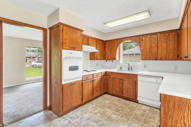 104 Iris Street, Lake Jackson, TX 77566