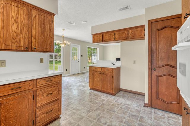 104 Iris Street, Lake Jackson, TX 77566