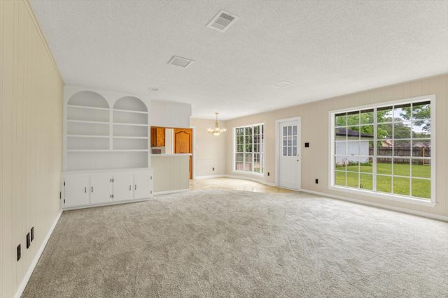 104 Iris Street, Lake Jackson, TX 77566
