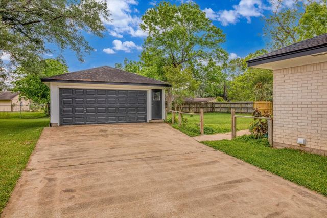 104 Iris Street, Lake Jackson, TX 77566