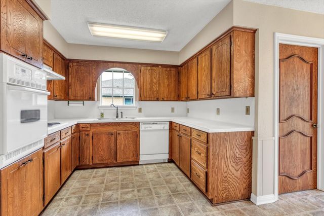 104 Iris Street, Lake Jackson, TX 77566