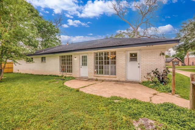 104 Iris Street, Lake Jackson, TX 77566