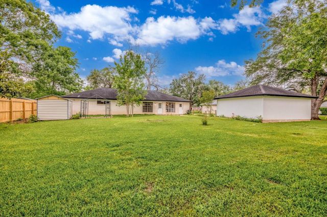 104 Iris Street, Lake Jackson, TX 77566