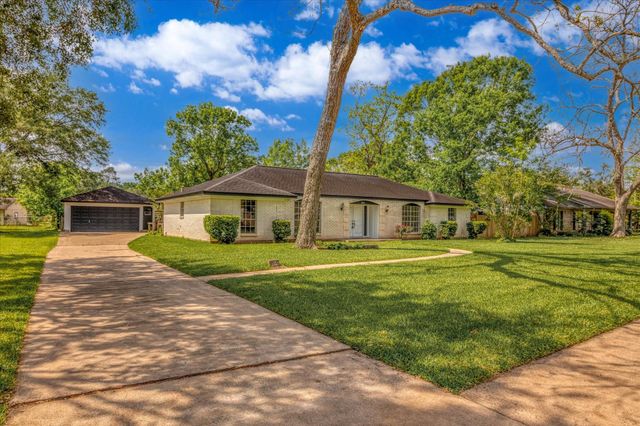 104 Iris Street, Lake Jackson, TX 77566