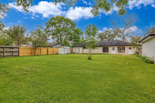 104 Iris Street, Lake Jackson, TX 77566