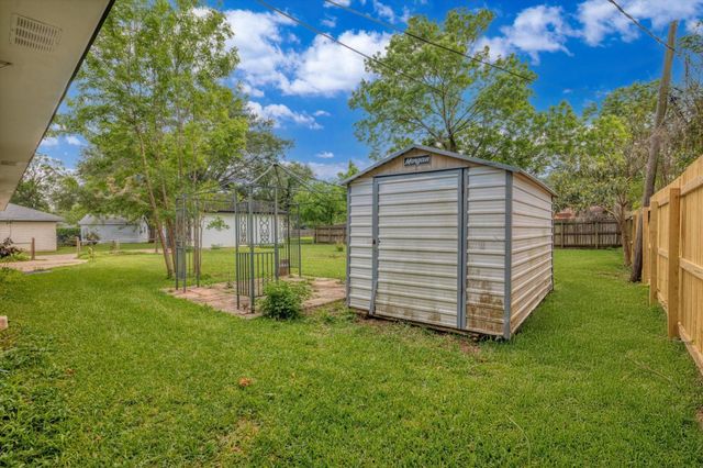 104 Iris Street, Lake Jackson, TX 77566