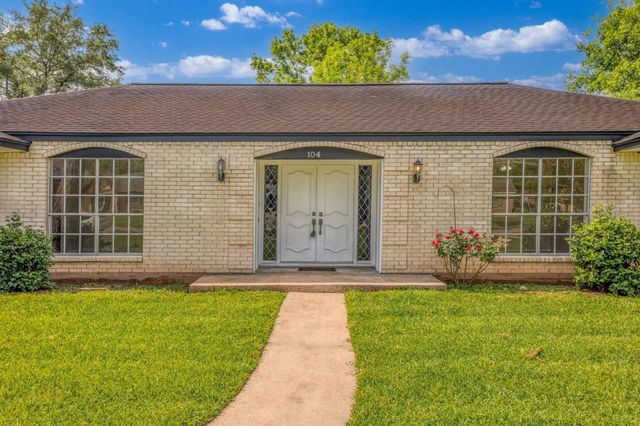 104 Iris Street, Lake Jackson, TX 77566